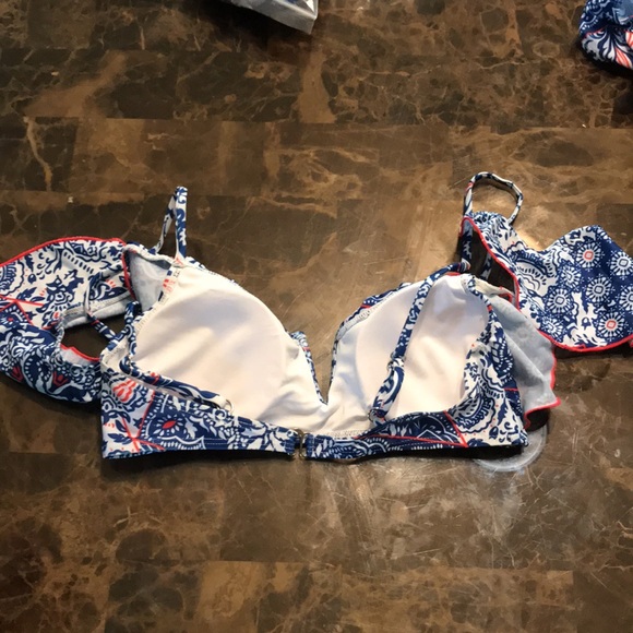 🎉Blue and White Floral Paisley Bikini Top! - Picture 6 of 6